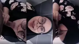 Jilbab Hitam BJ Di Toilet Video by KingBokep