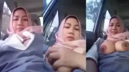 Tante Jilbab Pamer Toket Sambil Naik Mobil Video by IXXX Tante Jilbab Pamer Toket Sambil Naik Mobil Video by IXXX