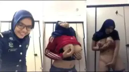 Hijab Sange di Toilet Kantor Video by SpankBang
